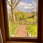 Archie The Shepherd's Hut Chalet *